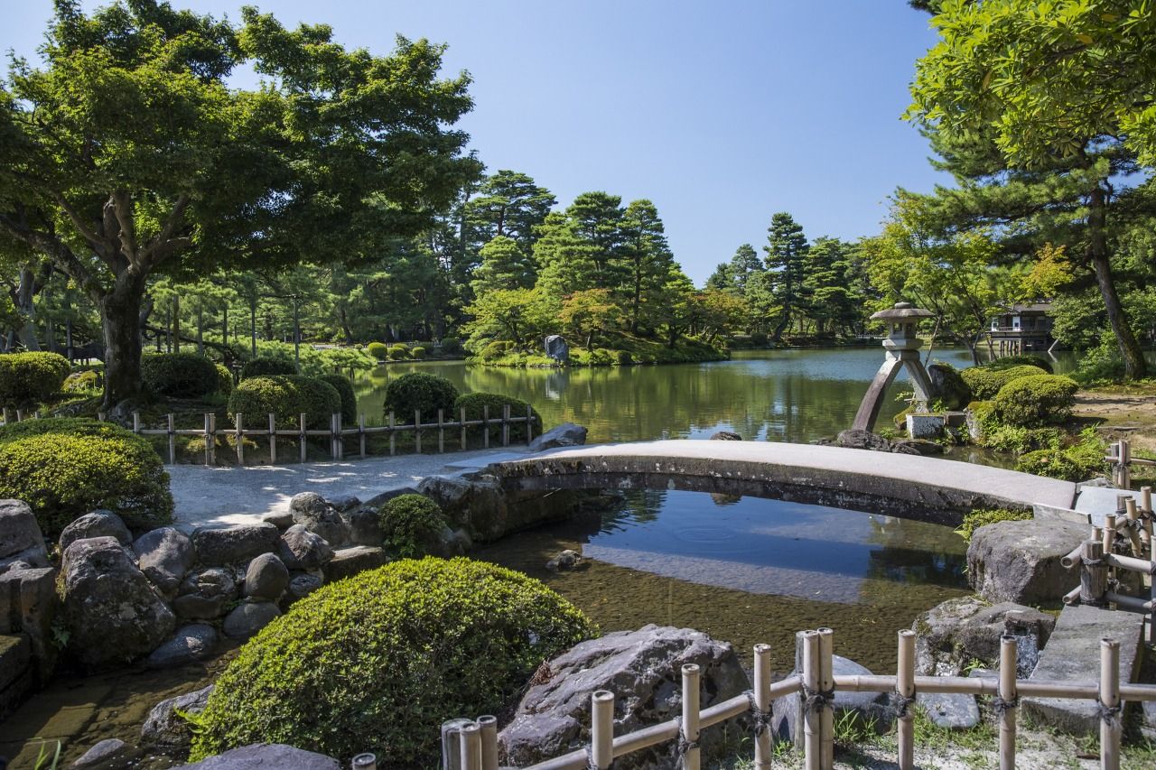 【兼六園】春の桜、夏の緑、秋の紅葉、冬の雪吊りなど、歴史と自然が織りなす四季の絶景を求めて、国内外から多くの観光客が訪れます。