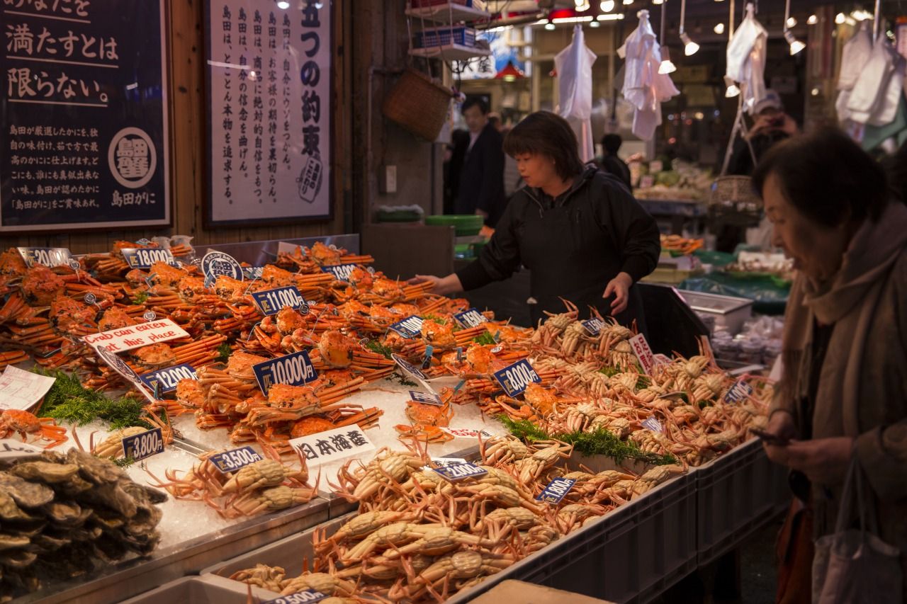 【近江町市場】金沢の食文化を支える『市民の台所』アーケードに鮮魚、野菜、果物等の専門店や飲食店、約170の店が軒を連ねています。