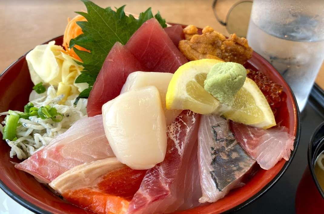 徒歩圏内には美味しい海鮮料理屋さんあり！