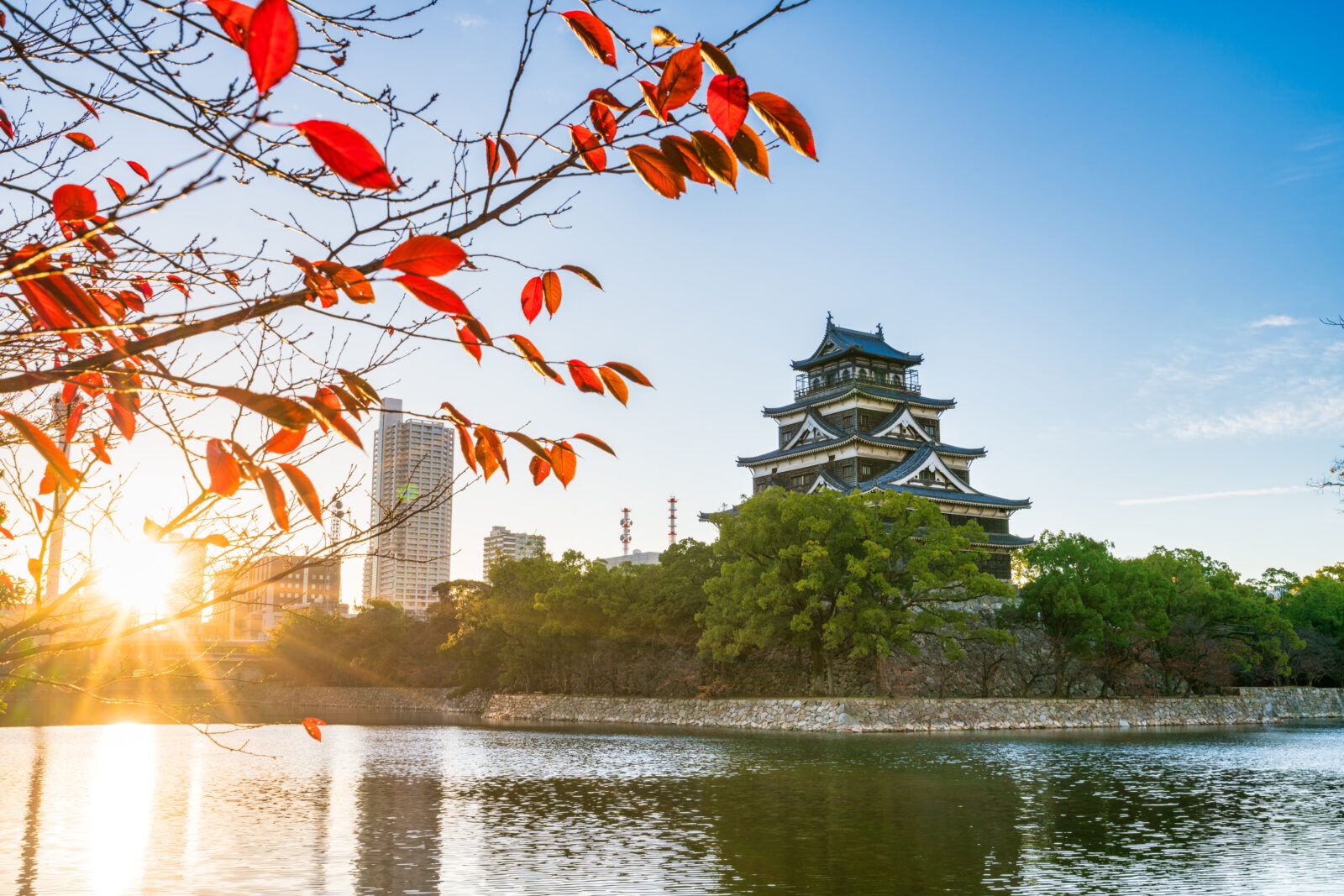 市内には『広島城』戦後復興のシンボルとして1958年に外観復元された、広島の歴史と復興を象徴する城です！