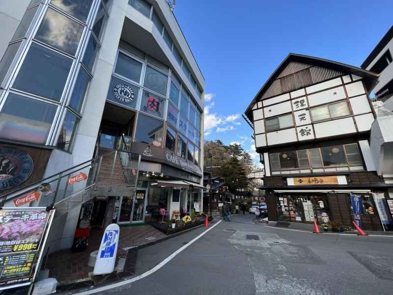 湯畑周りにはレストランやカフェ等も多数あり！人気の観光地となっております。