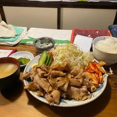近くに有名な定食屋さんもあります