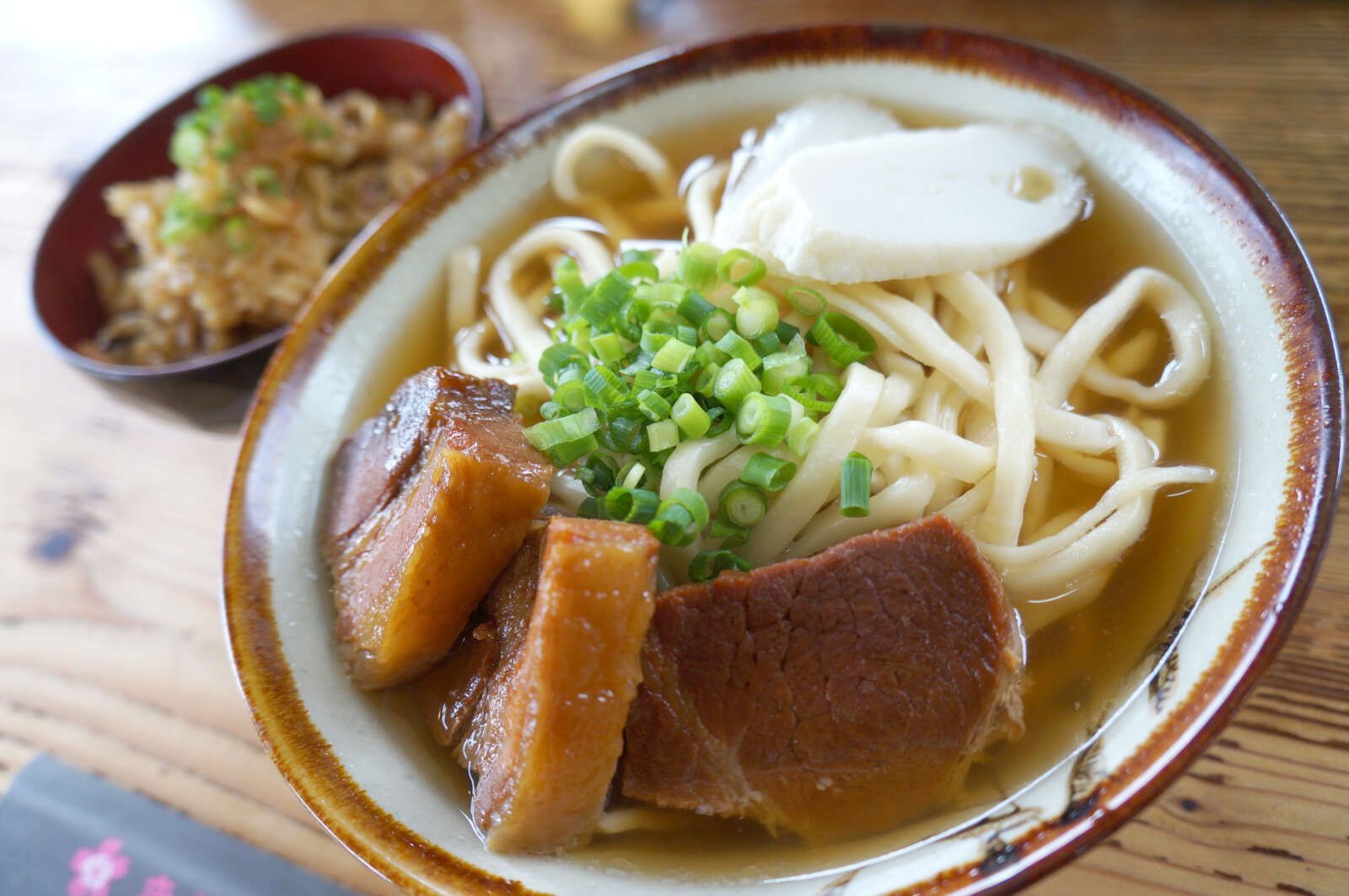 【沖縄グルメ】沖縄そばとじゅーしーは、沖縄の食文化を代表する最強の組み合わせ！じゅーしーは旨味たっぷりの沖縄風炊き込みご飯です！