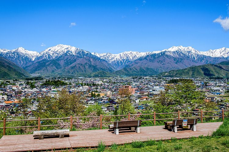 北アルプス山麓に清らかな水と空気の温泉地です。