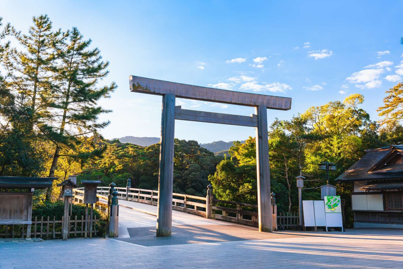 「伊勢神宮」車で30分程でアクセス可能です。
