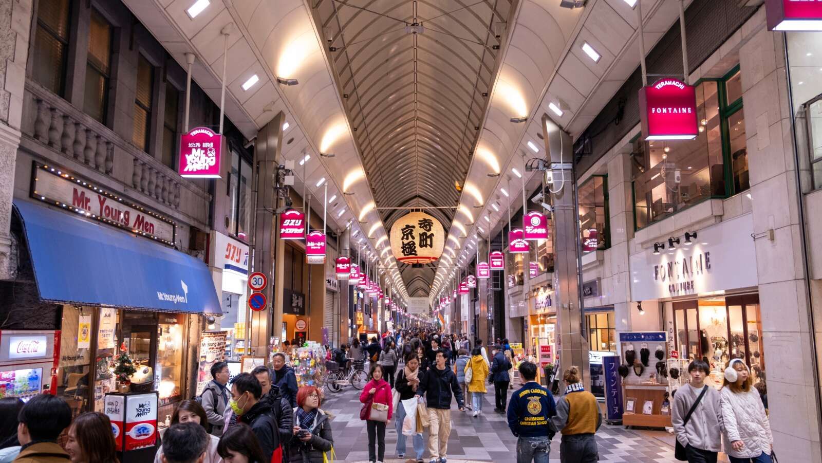 商店街も活気があります。