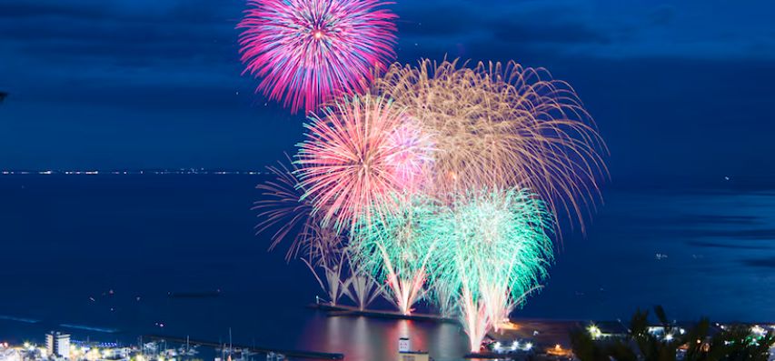 海の目の前で定期的に花火大会！！