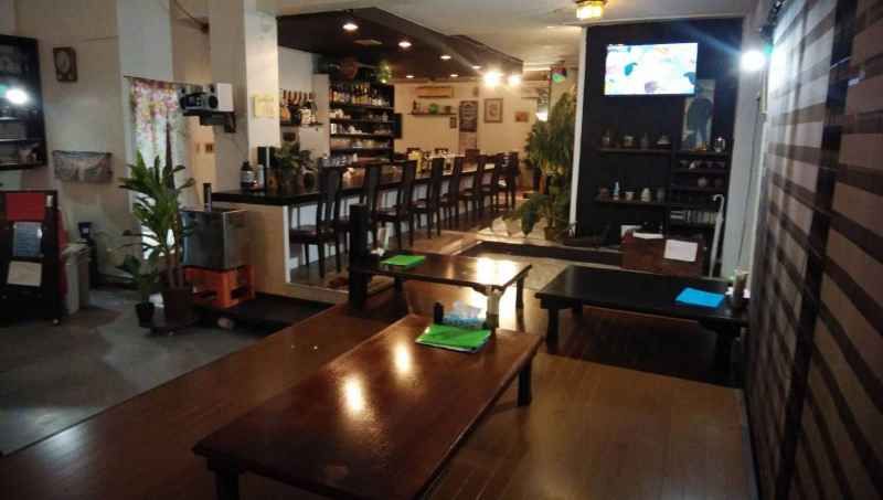 店内の様子　夜はカラオケも♪