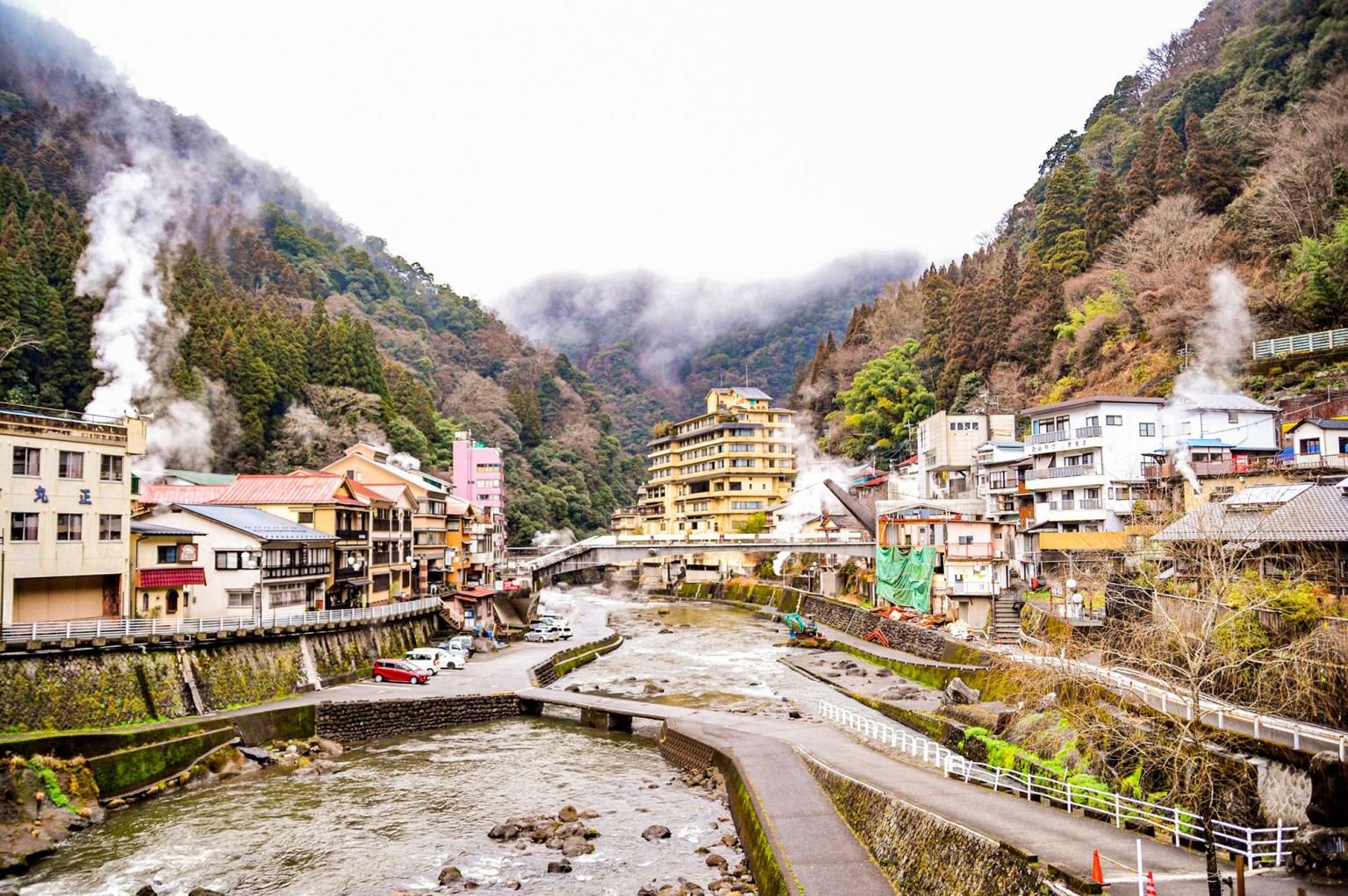山に囲まれた熊本県・杖立温泉