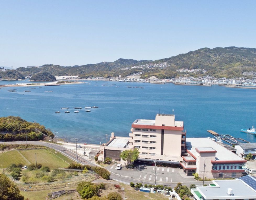 施設外観。海が目の前！