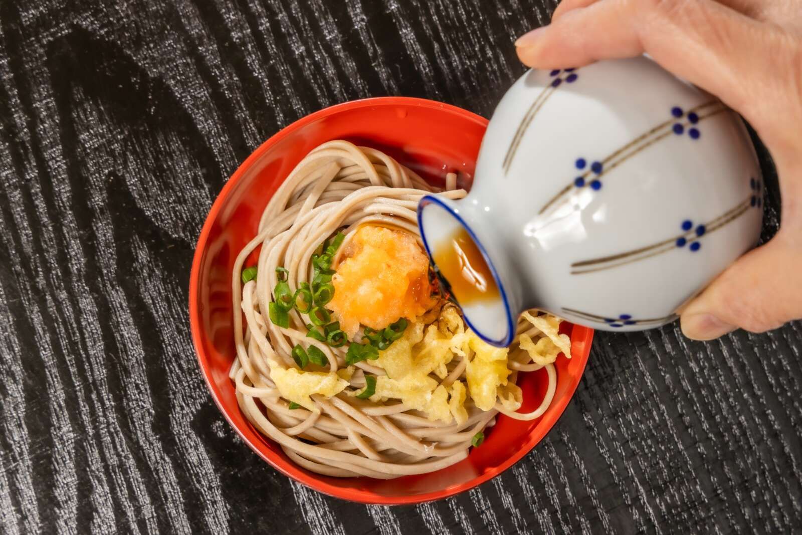 出雲そばは出雲地方を代表する食文化です。特徴の一つとして見た目が黒っぽい！