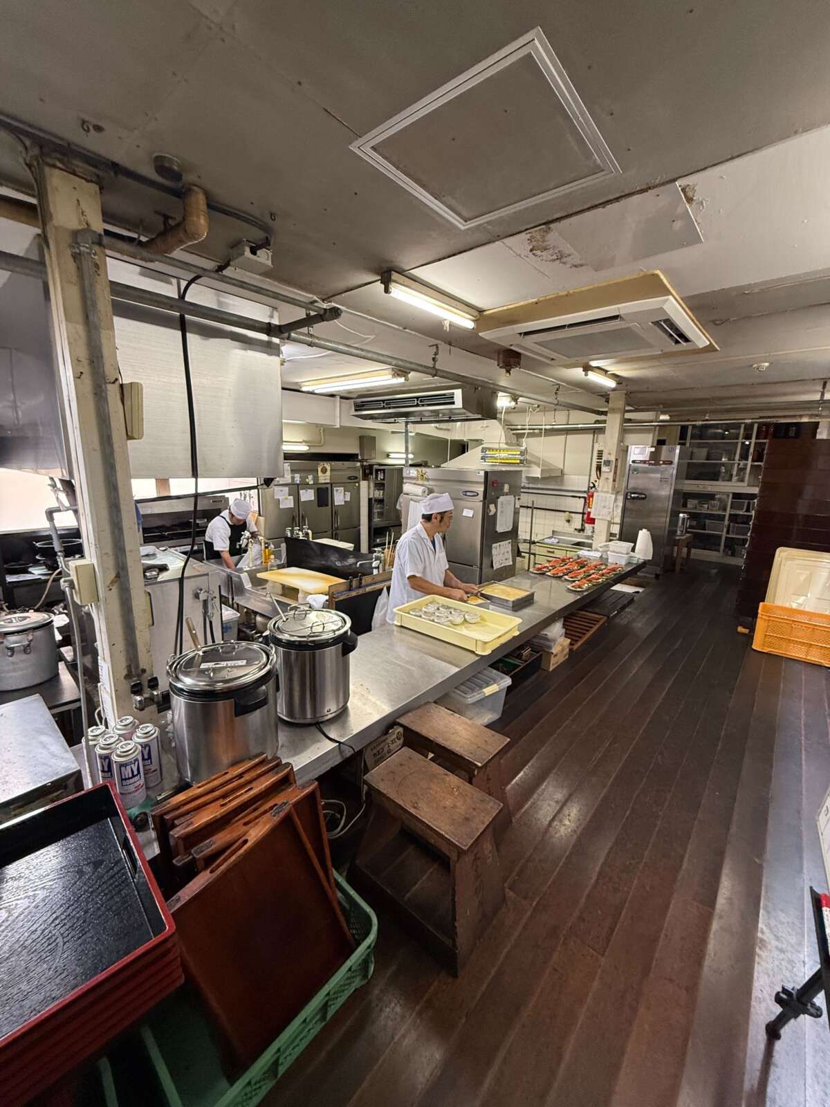 【職場環境】調理場からお料理を受け取ります
