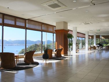 ロビー：天気がいい日には屋久島が見えます！
