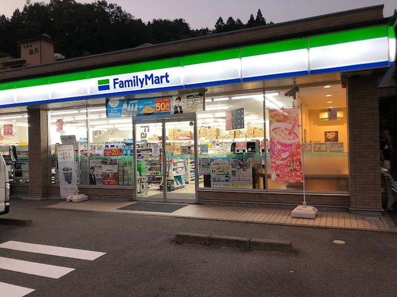 旅館の目の前には温泉街で唯一のコンビニ