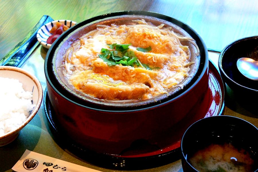 人気の飲食店も数多く点在している観光地です。