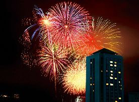 幻想的な光を放つトーチ。 冬の澄んだ夜空に響く打上花火。 音と光による演出で輝かしい新年をお迎えください。