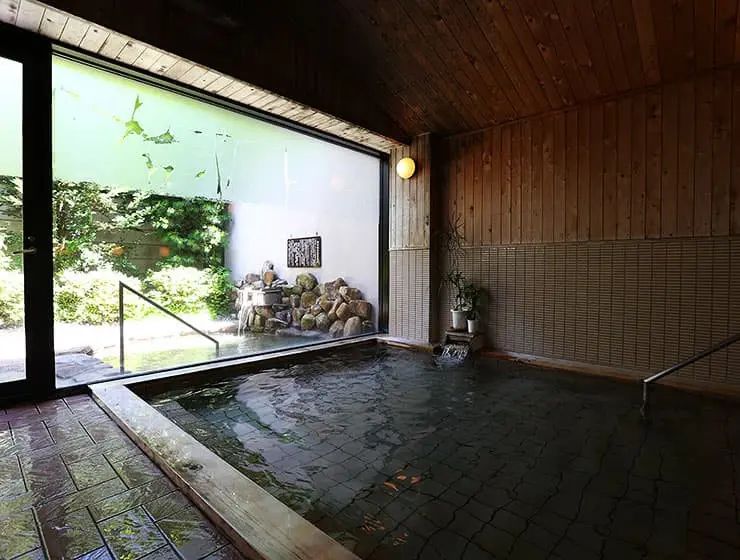 【施設イメージ】こちらの温泉が入浴無料！※入寮者のみ