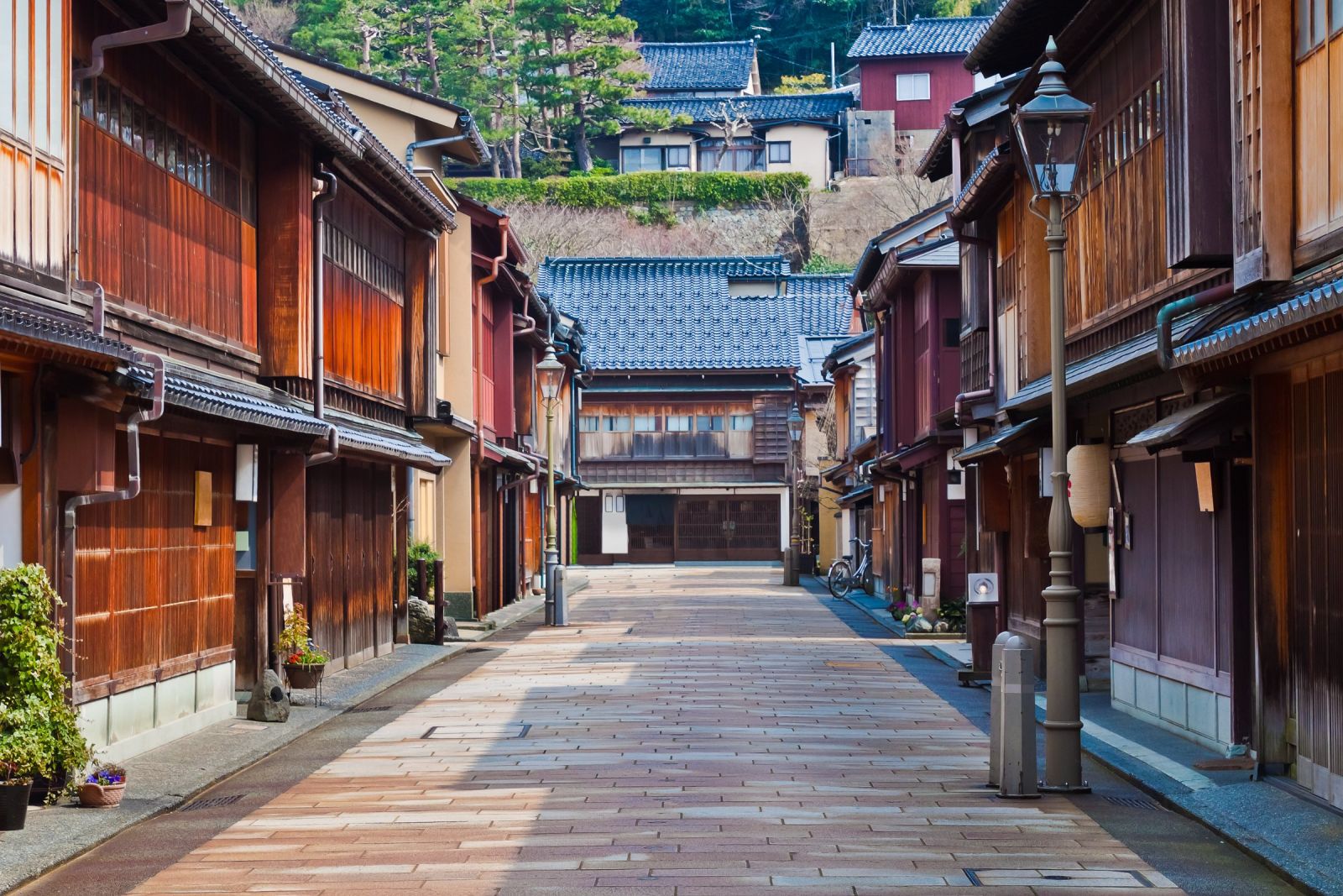金沢の「ひがし茶屋街」とは、江戸時代から続く美しい町家が立ち並び、金沢らしい風情を楽しめる人気観光スポットです！
