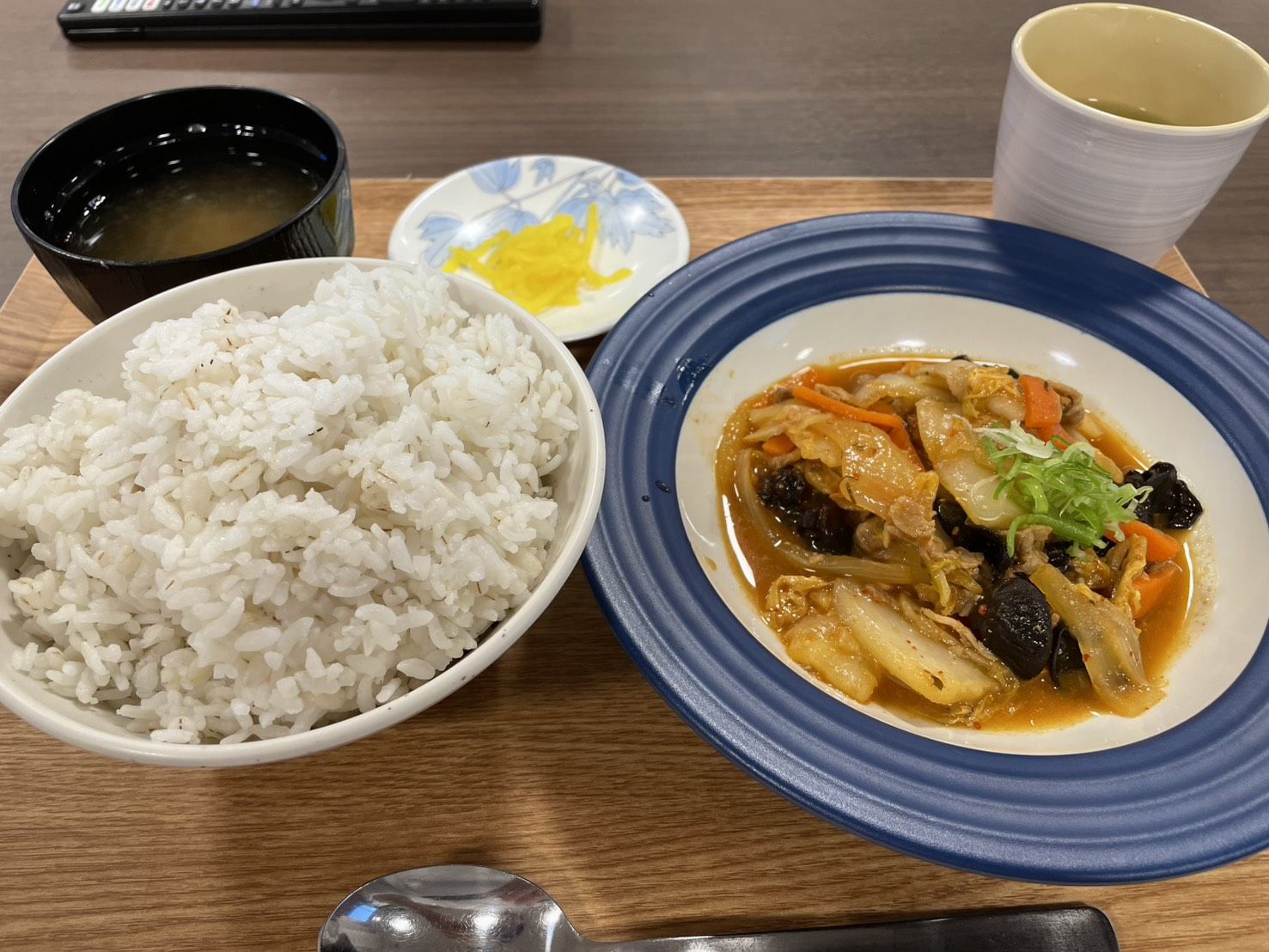 従業員食堂で食べられる食事の様子。とても充実しています！！