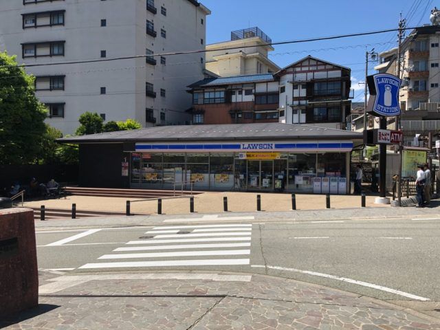 近くにコンビニもあります。