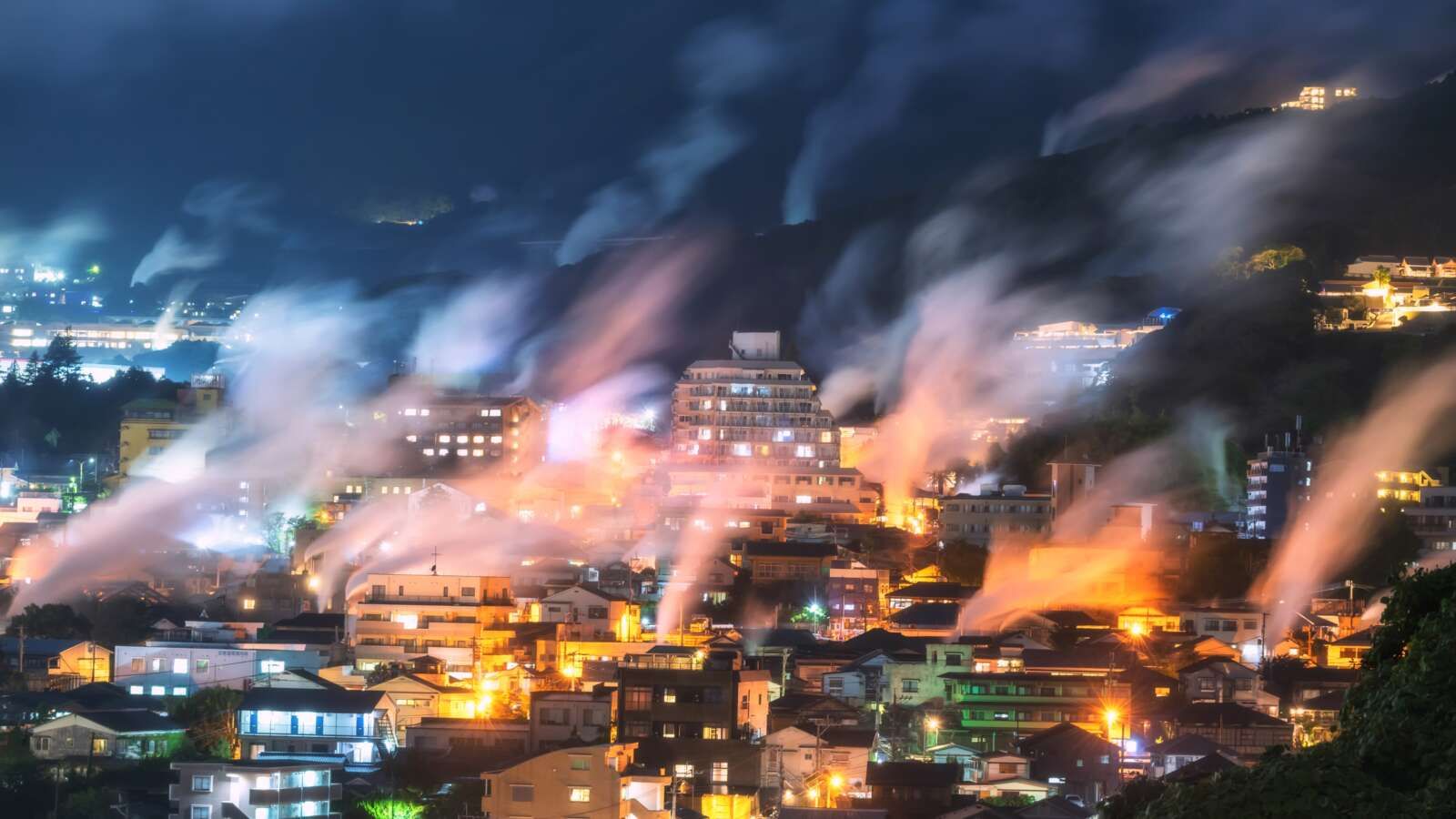 夜には立ち上る湯けむりがライトアップされ、幻想的な景色を楽しめます。﻿