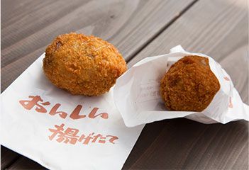 ゆげ街道名物コロッケ有名です