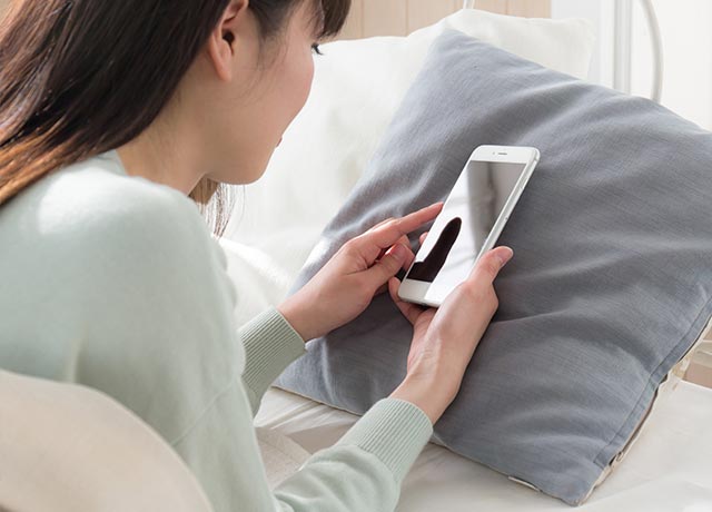 スマホアプリをする女性
